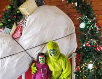 Grinch-with-girl-and-sleigh
